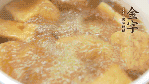 另起一個湯鍋，倒入適量清水，加入炸好的豆腐塊。待水沸騰后，加入臘肉，用生抽、料酒、火腿高湯調(diào)味。燉煮至臘肉熟透，加辣椒圈增加點辣味。（調(diào)料可以根據(jù)個人口味適當(dāng)調(diào)整，火腿高湯能夠讓湯汁更加層次豐富。）