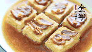 裝盤時，撒上蔥花裝飾。