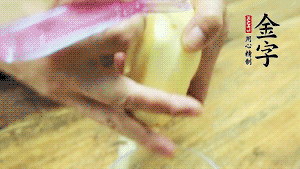 將食材洗凈，茄子、土豆切滾刀塊。