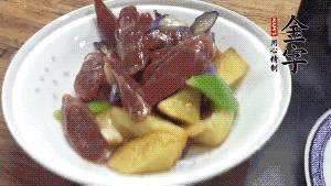 加少量生抽、鹽、糖、雞精調(diào)味，炒熟出鍋即可。