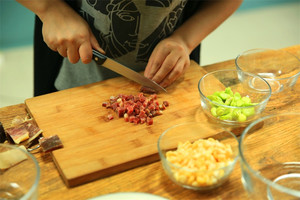 金字火腿隔水蒸15分鐘后切成小丁。