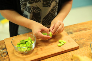 蠶豆剝除外殼，剩下嫩嫩的蠶豆。