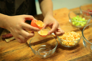 雞蛋蛋白和蛋黃分開，把蛋黃打散。