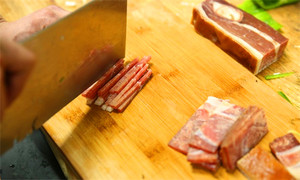 將火腿清洗后切成絲備用。