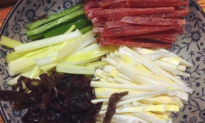 黑木耳泡發(fā)，黑木耳、韭黃、雷筍、青椒切成絲。