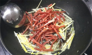 火腿絲、筍絲、黑木耳絲汆水后，瀝干。