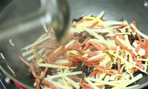 起油鍋，蒜茸煸香，倒入所有食材，加料酒翻炒至熟即可。