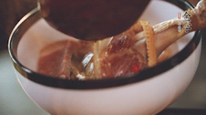 筍干提前冷水浸泡3小時，浸泡后將筍干撕成條狀。