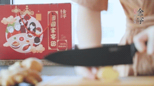 將處理好的老鴨放入冷水鍋中，丟入姜片，冷水煮沸去腥。