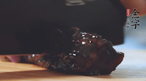 金字風(fēng)味醬肉切小塊。