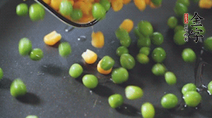 鍋7成熱時(shí)，下豌豆、玉米翻炒，再依次放醬肉、洋蔥碎、木耳碎。