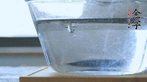 紅豆提前浸泡備用。