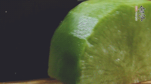 青蘿卜去皮切小塊。