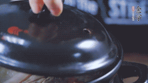 大火煮沸后，小火慢燉1～1.5個(gè)小時(shí)。