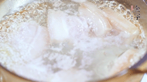 五花肉切塊，加姜片焯水備用。