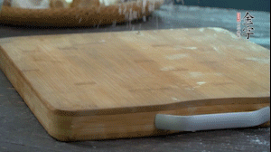 【面皮】3.案板撒點糯米粉，將面團搓成均勻的小團子。