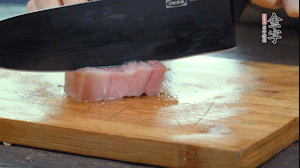 【餡料】1.金字淡咸肉加姜片料酒焯水，春筍焯水后切成小丁。