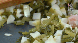 【餡料】2.鍋中油8成熱時，依次放入春筍、雪菜、淡咸肉，翻炒出香味。