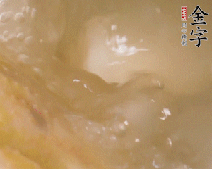 沸騰后撈出蔥結(jié)，小火燉45分鐘，加山藥再燉15分鐘。