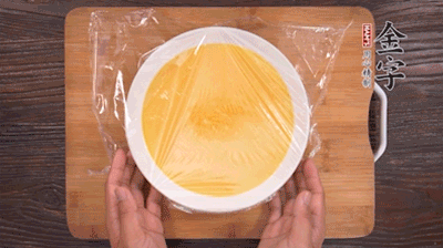 去除雞蛋液浮沫后，沸水上鍋蒸6分鐘。