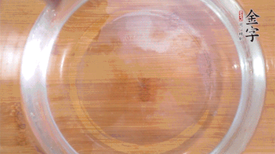 金字火腿切小片，浸泡5分鐘。