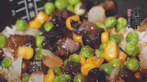 出鍋前加蠔油、生抽調(diào)味，撒點(diǎn)熟白芝麻即可。