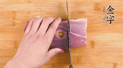 金字火腿切片，老豆腐切成塊，海鮮菇洗凈。