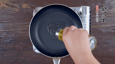 魚頭對開，洗凈瀝干。鍋中加油，把魚頭兩面煎至金黃色，期間加蔥姜，每面約需時(shí)2-3分鐘。