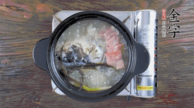 放豆腐、海鮮菇繼續(xù)中小火煮5分鐘。