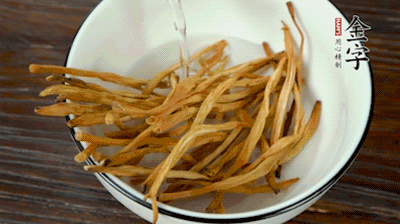 黃花菜、香菇提前泡發(fā)。黃花菜去掉硬頭，香菇切片。