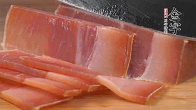 金字火腿切片，溫水浸泡5分鐘。