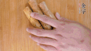 山藥去皮切斜刀塊，毛豆去外殼去膜，姜切片。