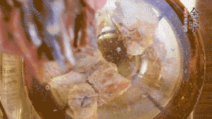 鍋中依次放姜片、排骨、火腿，加料酒、清水煮開轉(zhuǎn)小火煮30分鐘。