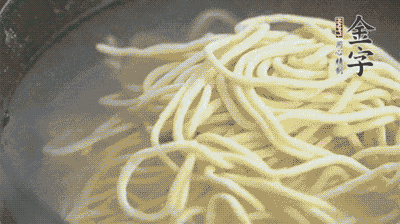 面條煮熟過涼水備用。