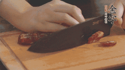 金字土香腸切片，香菇切丁。