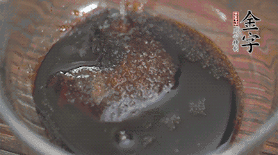 調(diào)配醬汁：耗油、生抽、老抽、糖、鹽、清水攪拌均勻。