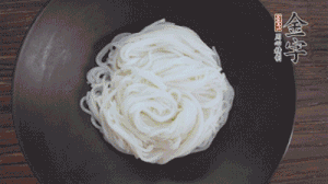 依次放入黃瓜絲、花生米、燙熟的豆芽、麻辣香腸、香菜、擺盤即可。