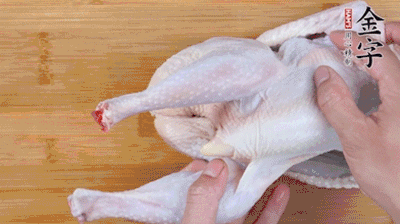 菌菇分別冷水泡發(fā)。雞處理干凈后剁成小塊，放水中浸泡半小時去血水。