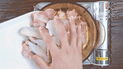 加料酒、蔥姜焯水2分鐘，清洗備用。