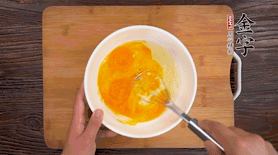 雞蛋加鹽、料酒打散后，加1.5倍溫水?dāng)嚢杈鶆颉?>
					</div>
					<span>步驟 2/5</span>
					<p>雞蛋加鹽、料酒打散后，加1.5倍溫水?dāng)嚢杈鶆颉?/p>
				</li><li>
					<div   id=