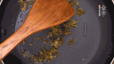 鍋中3成油溫時，下雪菜、辣椒圈翻炒40秒。