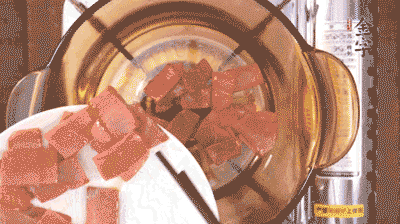 砂鍋中依次放火腿片、豆腐，大火燉開轉(zhuǎn)中小火。