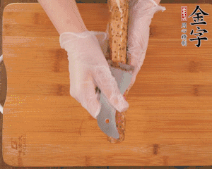 山藥去皮切滾刀塊，熱水汆燙30秒，撈出冷水浸泡。