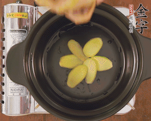 準(zhǔn)備土砂鍋，放姜片、鴿子、火腿片、蔥結(jié)、料酒，加沒過食材多些的清水，中小火燉煮。