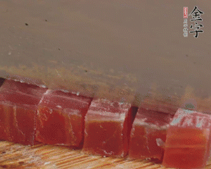 金字火腿切丁，春筍剝殼切丁，豌豆剝粒。