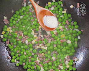 加水、料酒、鹽燒2分鐘即可。