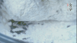 【面皮】2.將糯米粉和粳米粉混合，加煮好的艾草和適量清水，揉搓成面團。