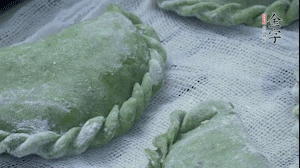 【制作】2.蒸架上墊浸濕的屜布，再放上清明果，大火蒸10~15分鐘，完成，出鍋啦！