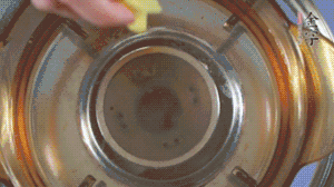 金字淡咸肉加姜片、料酒，冷水入鍋焯水。