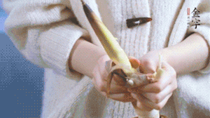 春筍切滾刀塊，加少許鹽，焯水備用。